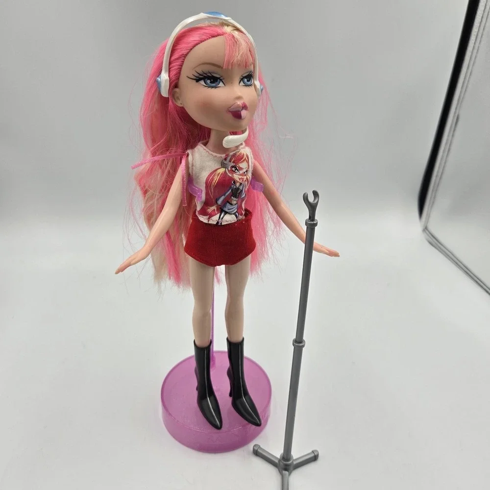 Bratz Live in Concert Cloe Doll MGA 2005 Headset Stand Shoes Shirt + Extra Short